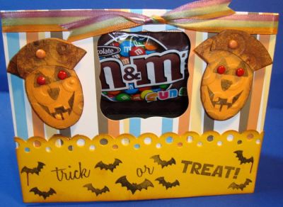 PUMKIN HEADS
This was fun I took the pumkin and cut its sides like PUPPY DOG ears and then folded up..HEHEHHE Then taped M&MS in the inside as a gift
