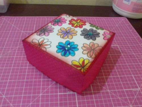 4 x 4 x 2 box
I used flower2doodle for the cover and add on some colour by using my normal magic pen.
Keywords: flower2doodle basic4abc calendar2build