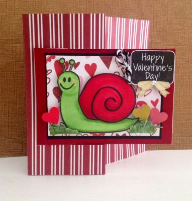 Valentine's Snail!  Flip it's Card
For this card I used one of my favorites stamp, snail2mail. I color the snail with copic markers, then fussy cut it. The grass and sign of happy valentine's is also cut it the same way as the snail. I punch three hearts and used foam dots. 
