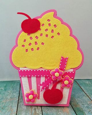 cupcake
cupcake fold it card die set. tsol felt and embellishments
