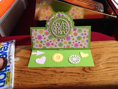 You are kind Stand Up card
Keywords: Lime green, flowers, you are kind, scalloped