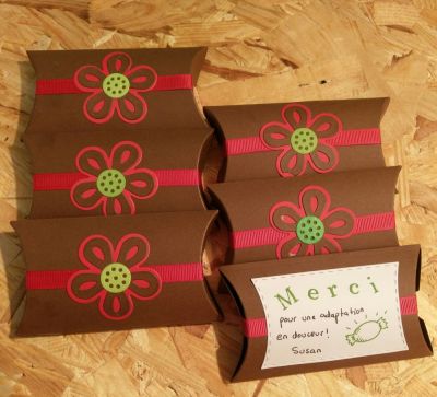 Pillow box treats for nursery school teachers
My baby girl just finished her two-week "adaptation" period at nursery school, so I made these little treat boxes for her teachers. They are filled with gummy bears and jelly beans. Yum!
Keywords: Pillow box treats triplits flowers