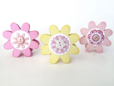 Flower Trio
Cut flowers on the fold to create a card
