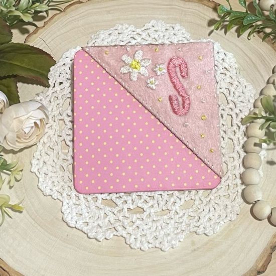 Triangle corner book mark 
Keywords: Bookmark