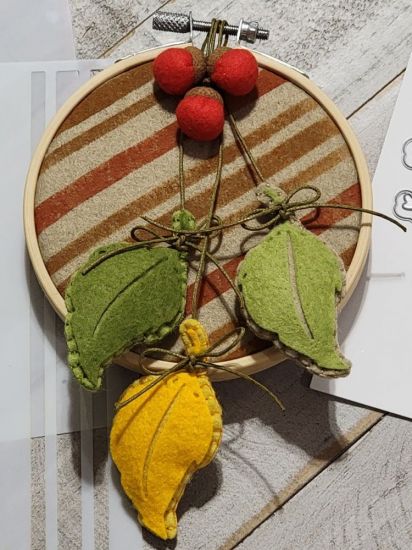 Keywords: acorn leaves fall felt