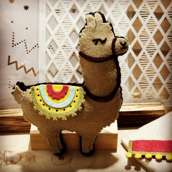 Keywords: Llama wool felt