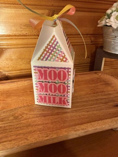Keywords: milk carton, cow