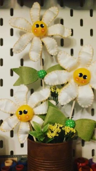 Happy Felt Flowers
Keywords: felt, flowers, large bow, buttons