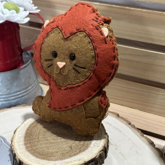 Keywords: Lion wool felt stuffy