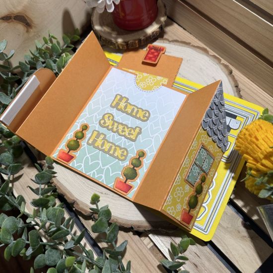 Keywords: house gate fold topiaries