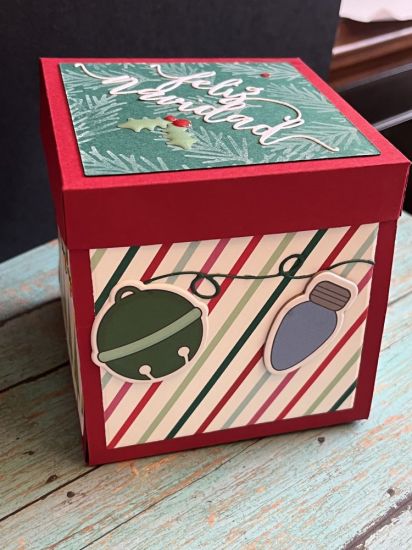 Christmas Explosion Box
A Christmas themed exploaion box using wlemwnts from many different die sets
Keywords: Explosion_box Christmas