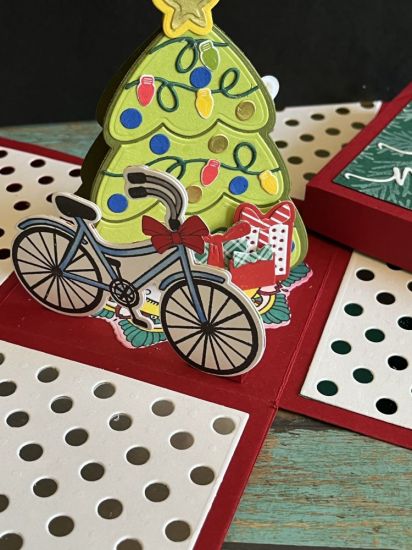 Christmas Explosion Box
A Christmas themed exploaion box using wlemwnts from many different die sets
Keywords: Explosion_box Christmas