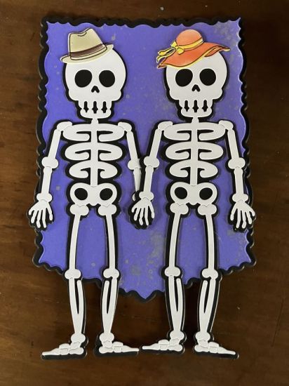 Skeleton Couple
Two skeletons on a banner holding hands
Keywords: Skelton SummerHats Banner